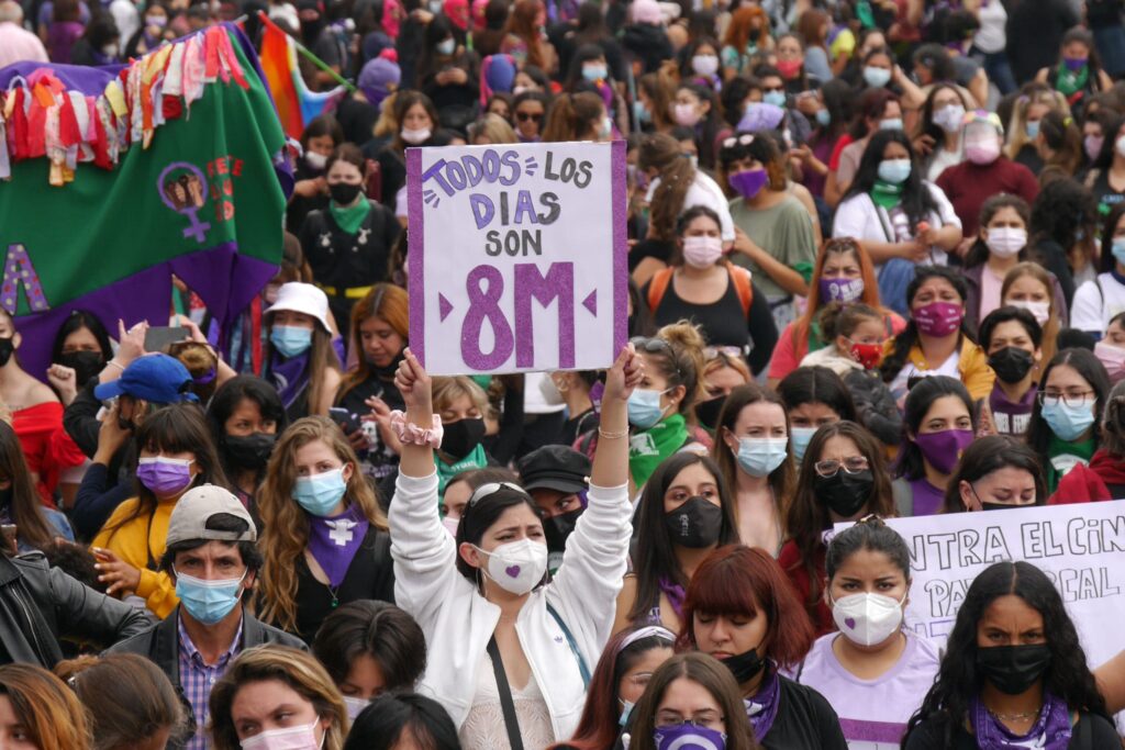 Pancarta con consignas por los derechos de las mujeres